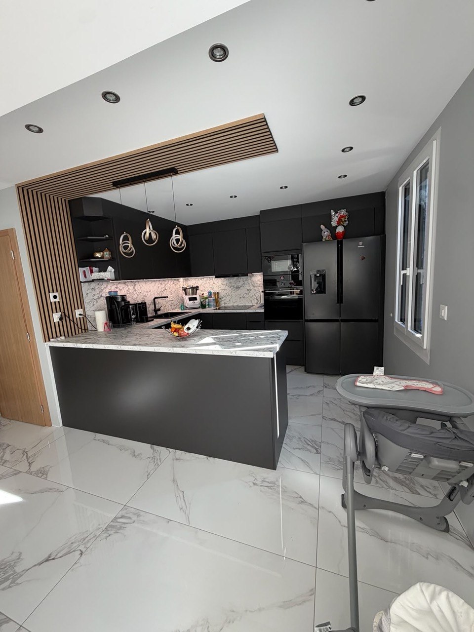Cuisine carrelage marbre blanc