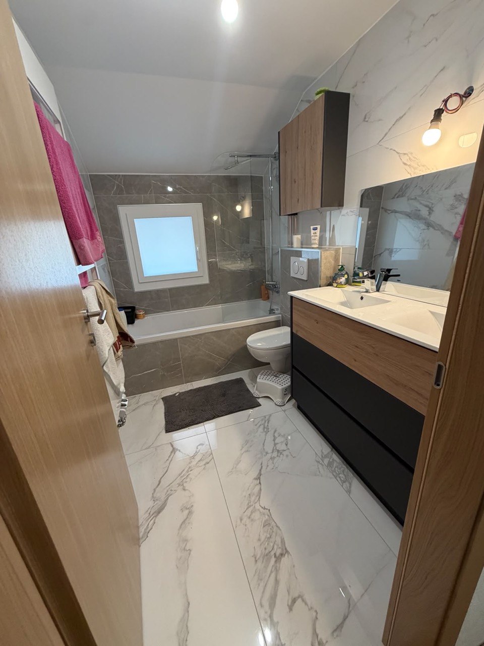 Salle de bain complète avec baignoire