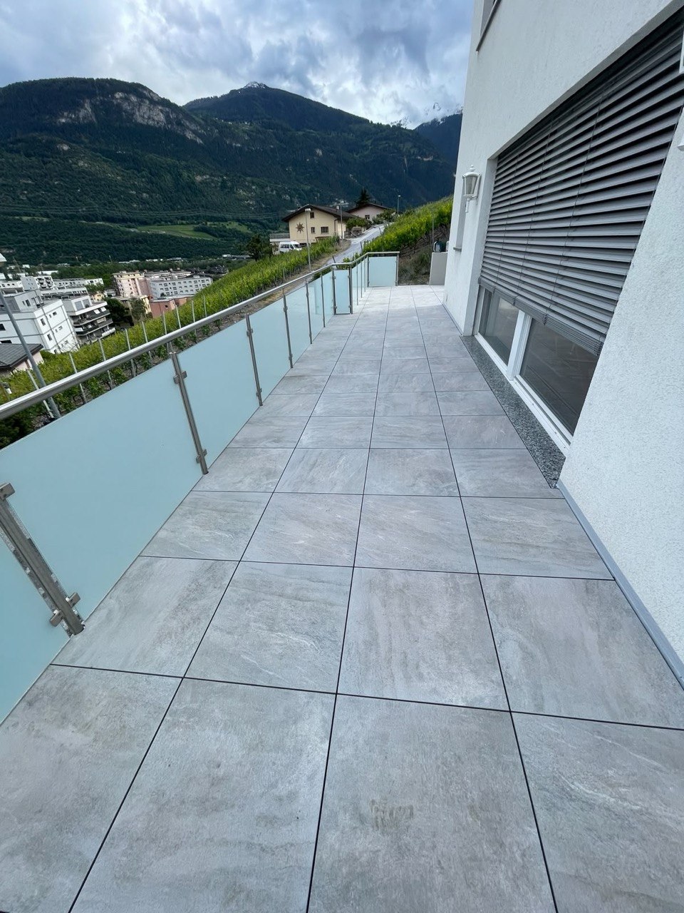 Terrasse carrelage balcon vue montagne